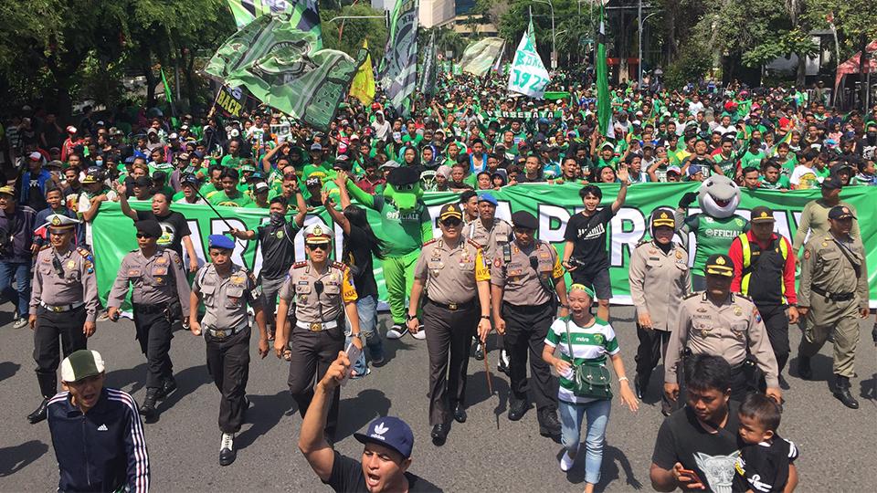 Aksi Bonek di Parade Bela Surabaya. - INDOSPORT